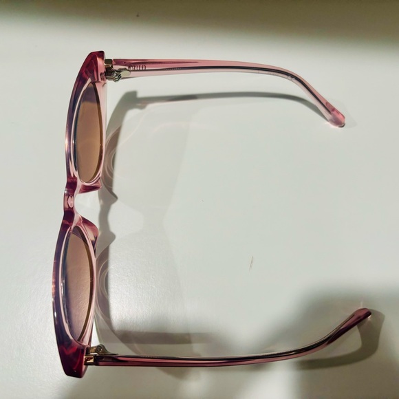 Brand new Guess Barbie Core sunglasses. Perfect condition. - Picture 4 of 6